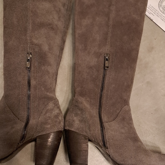 UGG Women's Gray Heeled Boots - Picture 7 of 14
